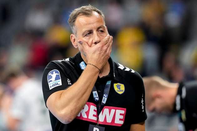 Maik Machulla (Trainer, Cheftrainer, RNL), Einzelbild, Einzelfoto, Aktion, Action, enttäuscht schauend, Enttäuschung, Frustration, disappointed, pessimistisch, 09.10.2025, Mannheim (Deutschland), Handball, Bundesliga, Rhein-Neckar Löwen - Frisch Auf Göppingen