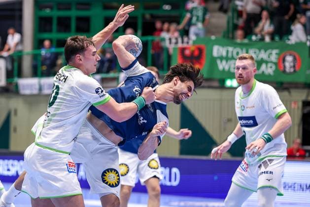 09.10.2025, Handball, HBL, Bergischer HC - HSG Wetzlar, Unihalle Wuppertal: Josip Simic (HSG Wetzlar 10) im Zweikampf gegen Eloy Morante Maldonado (BHC 33) Nordrhein-Westfalen Deutschland