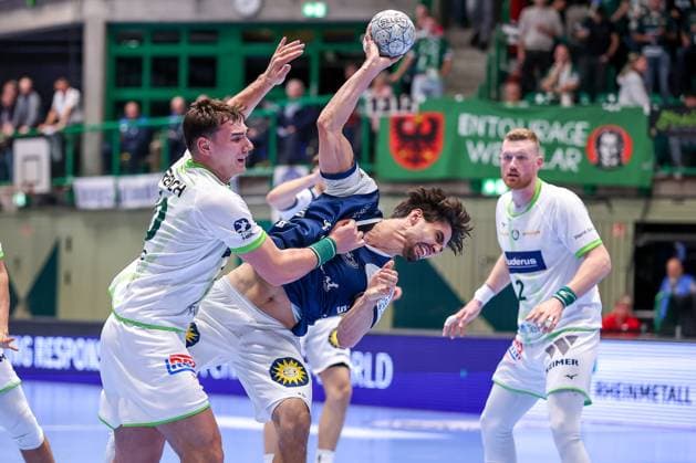 09.10.2025, Handball, HBL, Bergischer HC - HSG Wetzlar, Unihalle Wuppertal: Josip Simic (HSG Wetzlar 10) im Zweikampf gegen Eloy Morante Maldonado (BHC 33) Nordrhein-Westfalen Deutschland
