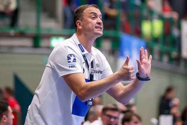 09.10.2025, Handball, HBL, Bergischer HC - HSG Wetzlar, Unihalle Wuppertal: Cheftrainer Momir Ilic (HSG Wetzlar hc) wild gestikulierend an der Seitenlinie Nordrhein-Westfalen Deutschland