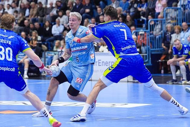 09.10.2025, xydrx, Handball, 1.HBL, VFL Gummersbach - HC Erlangen, Schwalbe-Arena: Marek Nissen (HC Erlangen 6) im Zweikampf gegen Julian Koester (VFL Gummersbach 7) Nordrhein-Westfahlen Deutschland