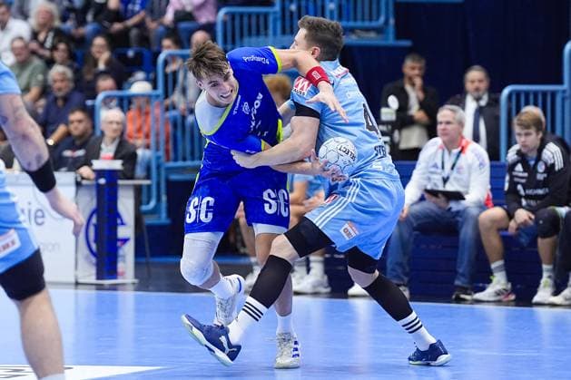 09.10.2025, xydrx, Handball, 1.HBL, VFL Gummersbach - HC Erlangen, Schwalbe-Arena: Julian Koester (VFL Gummersbach 7) im Zweikampf gegen Christoph Steinert (HC Erlangen 44) Nordrhein-Westfahlen Deutschland