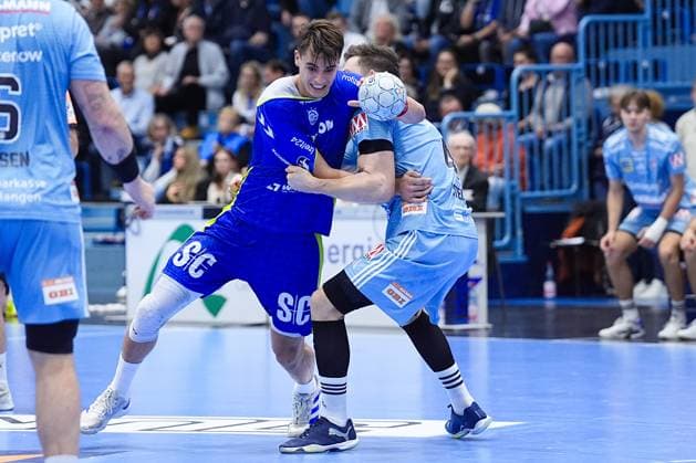 09.10.2025, xydrx, Handball, 1.HBL, VFL Gummersbach - HC Erlangen, Schwalbe-Arena: Julian Koester (VFL Gummersbach 7) im Zweikampf gegen Christoph Steinert (HC Erlangen 44) Nordrhein-Westfahlen Deutschland