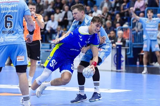 09.10.2025, xydrx, Handball, 1.HBL, VFL Gummersbach - HC Erlangen, Schwalbe-Arena: Julian Koester (VFL Gummersbach 7) im Zweikampf gegen Christoph Steinert (HC Erlangen 44) Nordrhein-Westfahlen Deutschland