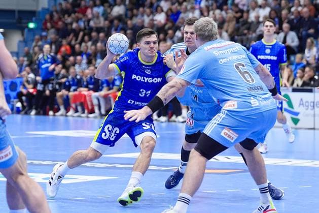 09.10.2025, xydrx, Handball, 1.HBL, VFL Gummersbach - HC Erlangen, Schwalbe-Arena: Kay Smits (VFL Gummersbach 31) im Zweikampf gegen Christoph Steinert (HC Erlangen 44) Nordrhein-Westfahlen Deutschland