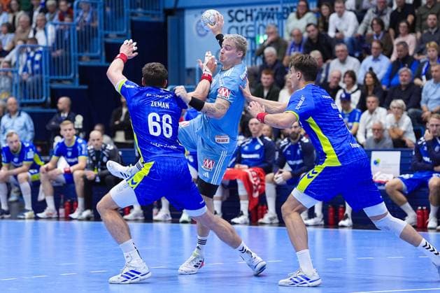09.10.2025, xydrx, Handball, 1.HBL, VFL Gummersbach - HC Erlangen, Schwalbe-Arena: Marek Nissen (HC Erlangen 6) im Zweikampf gegen Stepan Zeman (VFL Gummersbach 66) und Julian Koester (VFL Gummersbach 7) Nordrhein-Westfahlen Deutschland