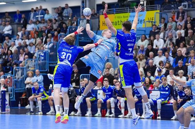 09.10.2025, xydrx, Handball, 1.HBL, VFL Gummersbach - HC Erlangen, Schwalbe-Arena: Marek Nissen (HC Erlangen 6) im Zweikampf gegen Tom Kiesler (VFL Gummersbach 30) und Julian Koester (VFL Gummersbach 7) Nordrhein-Westfahlen Deutschland