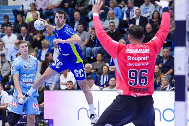09.10.2025, xydrx, Handball, 1.HBL, VFL Gummersbach - HC Erlangen, Schwalbe-Arena: Milos Vujovic (VFL Gummersbach 6) beim Wurf auf das Tor von Khalifa Ghedbane (HC Erlangen 96) Nordrhein-Westfahlen Deutschland