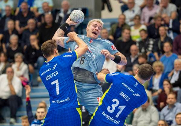 Marek Nissen (HC Erlangen, 6) wird von Julian Koester (Köster, VfL Gummersbach, 7) und Kay Smits (VfL Gummersbach, 31) aufgehalten Handball Daikin HBL Handball Bundesliga, VfL Gummersbach - HC Erlangen, 8, Spieltag, 09.10.2025 Copyright: HMBxMedia xMarcoxBader