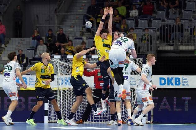 09.10.2025, xrekx, Handball Daikin HBL, Rhein Neckar Loewen - Frisch AUF! Göppingen v.l. Treffer von Erik Persson (FRISCH AUF! Goeppingen) (DFL DFB REGULATIONS PROHIBIT ANY USE OF PHOTOGRAPHS as IMAGE SEQUENCES and or QUASI-VIDEO) Mannheim