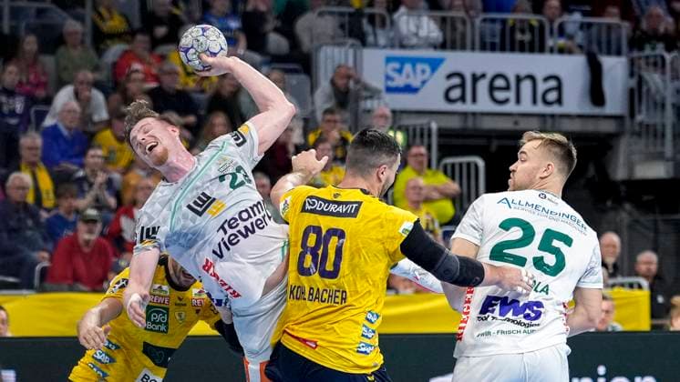 v.li.: Lukas Sandell (RNL, 11), Erik Persson (Göppingen, 22), Jannik Kohlbacher (RNL, 80), Ludvig Jurmala Aström (Göppingen, 25), Zweikampf, Spielszene, Duell, duel, tackle, tackling, Dynamik, Action, Aktion, 09.10.2025, Mannheim (Deutschland), Handball, Bundesliga, Rhein-Neckar Löwen - Frisch Auf Göppingen