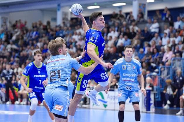 09.10.2025, xydrx, Handball, 1.HBL, VFL Gummersbach - HC Erlangen, Schwalbe-Arena: Christopher Bissel (HC Erlangen 21) im Zweikampf gegen Kay Smits (VFL Gummersbach 31) Nordrhein-Westfahlen Deutschland