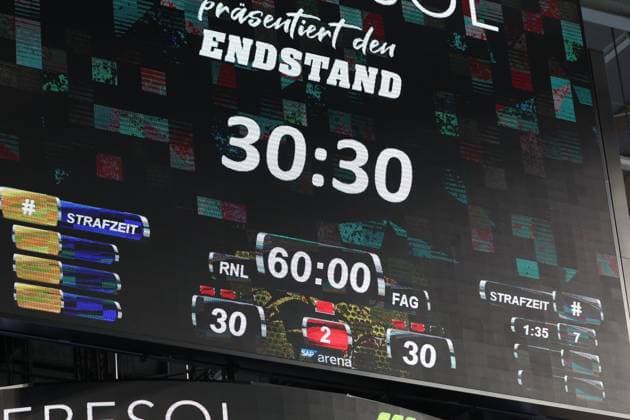 09.10.2025, xrekx, Handball Daikin HBL, Rhein Neckar Loewen - Frisch AUF! Göppingen v.l. Endstand Anzeigetafel, Videowall, Scoreboard, Info, Werbung (DFL DFB REGULATIONS PROHIBIT ANY USE OF PHOTOGRAPHS as IMAGE SEQUENCES and or QUASI-VIDEO) Mannheim
