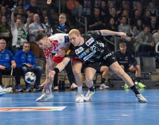 Handball, Herren, Saison 2025 2026, Champions League (Gruppe A, 4. Spieltag), Füchse Berlin - Dinamo Bukarest, v.l. Haniel Vinicius Inoue Langaro (Bukarest), Matthes Langhoff (Füchse Berlin), 09.10.2025, Copyright: xSebastianxRäppold MatthiasxKochx