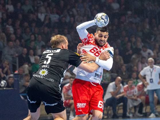 Handball, Herren, Saison 2025 2026, Champions League (Gruppe A, 4. Spieltag), Füchse Berlin - Dinamo Bukarest, v.l. Max Darj (Füchse Berlin), Yoav Lumbroso (Bukarest), 09.10.2025, Copyright: xSebastianxRäppold MatthiasxKochx