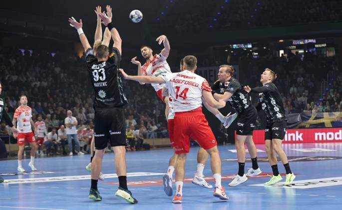 Mijajlo Marsenic, Branko Vujovic am Ball, Frederik Ladefoged, Max Darj Zweikampf Spielszene Aktion Handball CL Championsleague Champions League Herren 4. Spieltag Saison 2025 2026 09.10.2025 Füchse Berlin vs. Dinamo Bukarest in der Max Schmeling Halle