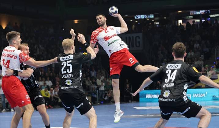 Matthes Langhoff, Branko Vujovic am Ball, Hakun West av Teigum Zweikampf Spielszene Aktion Handball CL Championsleague Champions League Herren 4. Spieltag Saison 2025 2026 09.10.2025 Füchse Berlin vs. Dinamo Bukarest in der Max Schmeling Halle