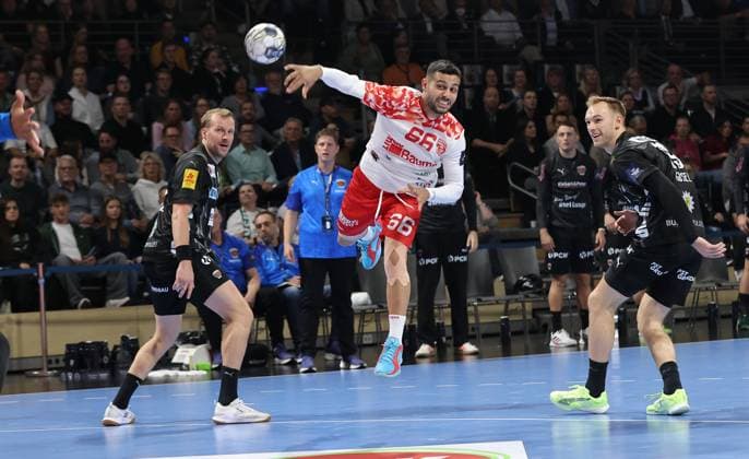 Max Darj, Yoav Lumbroso erzielt ein Tor, Mathias Gidsel Zweikampf Spielszene Aktion Handball CL Championsleague Champions League Herren 4. Spieltag Saison 2025 2026 09.10.2025 Füchse Berlin vs. Dinamo Bukarest in der Max Schmeling Halle