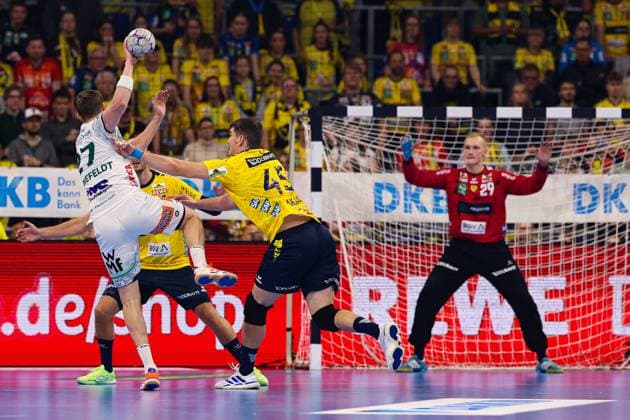 Rhein-Neckar Löwen vs Frisch Auf Göppingen DAIKIN Handball Bundesliga Oskar Sunnefeldt (Frisch Auf Göppingen) battle for the ball against Halil Jaganjac (Rhein-Neckar Löwen) during the DAIKIN Handball Bundesliga 2025 26 match between Rhein-Neckar Löwen and Frisch Auf Göppingen at SAP Arena in Mannheim, Germany, on October 8, 2025. (Photo by Kadir Caliskan Middle East Images) Mannheim Baden-Wurttemberg Germany Copyright: xKadirxCaliskanx