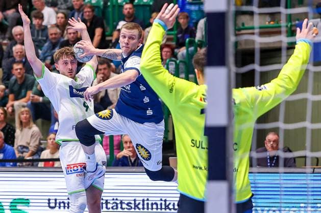 09.10.2025, Handball, HBL, Bergischer HC - HSG Wetzlar, Unihalle Wuppertal: Noah Beyer (BHC 02) wirft den Ball auf das Tor von Torhüter Anadin Suljakovic (HSG Wetzlar 12) Nordrhein-Westfalen Deutschland