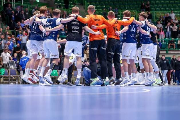 09.10.2025, Handball, HBL, Bergischer HC - HSG Wetzlar, Unihalle Wuppertal: Abschlussjubel nach dem Sieg des BHC. Die Mannschaft feiert den Sieg zusammen auf dem Spielfeld und jubelt den Fans zu. Nordrhein-Westfalen Deutschland