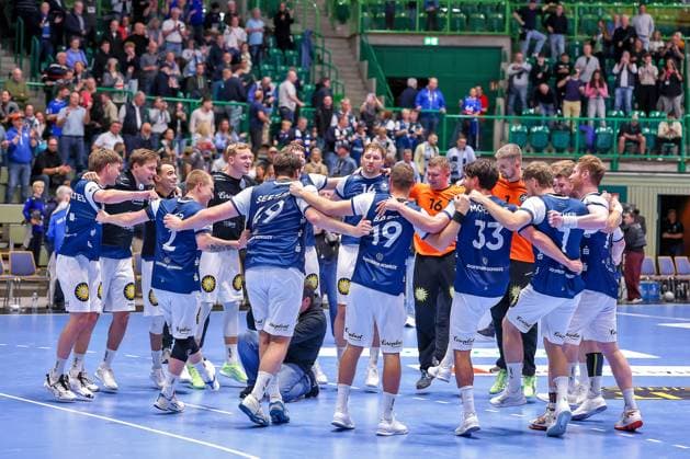 09.10.2025, Handball, HBL, Bergischer HC - HSG Wetzlar, Unihalle Wuppertal: Abschlussjubel nach dem Sieg des BHC. Die Mannschaft feiert den Sieg zusammen auf dem Spielfeld und jubelt den Fans zu. Nordrhein-Westfalen Deutschland