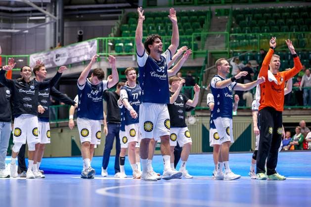 09.10.2025, Handball, HBL, Bergischer HC - HSG Wetzlar, Unihalle Wuppertal: Abschlussjubel nach dem Sieg des BHC. Die Mannschaft feiert den Sieg zusammen auf dem Spielfeld und jubelt den Fans zu. Allen voran Eloy Morante Maldonado (BHC 33) Nordrhein-Westfalen Deutschland