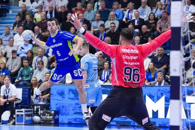 09.10.2025, xydrx, Handball, 1.HBL, VFL Gummersbach - HC Erlangen, Schwalbe-Arena: Milos Vujovic (VFL Gummersbach 6) beim Wurf auf das Tor von Khalifa Ghedbane (HC Erlangen 96) Nordrhein-Westfahlen Deutschland