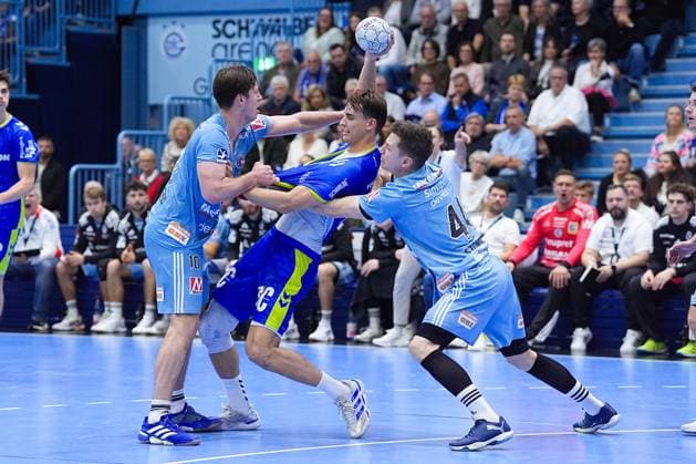 09.10.2025, xydrx, Handball, 1.HBL, VFL Gummersbach - HC Erlangen, Schwalbe-Arena: Florian Scheerer (HC Erlangen 10) und Christoph Steinert (HC Erlangen 44) im Zweikampf gegen Julian Koester (VFL Gummersbach 7) Nordrhein-Westfahlen Deutschland