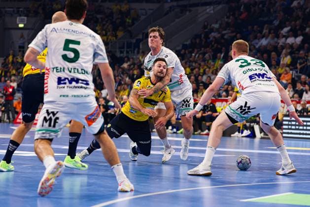 Rhein-Neckar Löwen vs Frisch Auf Göppingen DAIKIN Handball Bundesliga Robert Timmermeister (Rhein-Neckar Löwen) battle for the ball against Ymir Örn Gislason (Frisch Auf Göppingen) during the DAIKIN Handball Bundesliga 2025 26 match between Rhein-Neckar Löwen and Frisch Auf Göppingen at SAP Arena in Mannheim, Germany, on October 8, 2025. (Photo by Kadir Caliskan Middle East Images) Mannheim Baden-Wurttemberg Germany Copyright: xKadirxCaliskanx