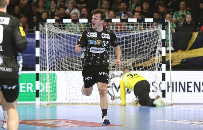 Hakun West av Teigum jubelt nach Torerfolg Freude Emotion Jubel Handball CL Championsleague Champions League Herren 4. Spieltag Saison 2025 2026 09.10.2025 Füchse Berlin vs. Dinamo Bukarest in der Max Schmeling Halle