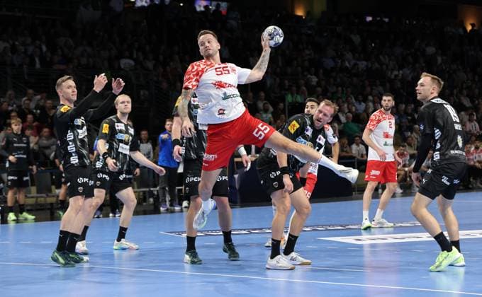 Lasse Andersson, Ionut Nistor Ionita erzielt ein Tor, Max Darj, Mathias Gidsel Zweikampf Spielszene Aktion Handball CL Championsleague Champions League Herren 4. Spieltag Saison 2025 2026 09.10.2025 Füchse Berlin vs. Dinamo Bukarest in der Max Schmeling Halle