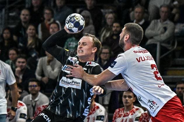 09.09.2025, xlakx, Handball - EHF Champions League Fuechse Berlin - Dinamo Bukarest v.l. Tobias Grondahl (Fuechse Berlin), Branko Vujovic (Dinamo Bukarest) Zweikampf, Duell, Kampf, tackle Berlin