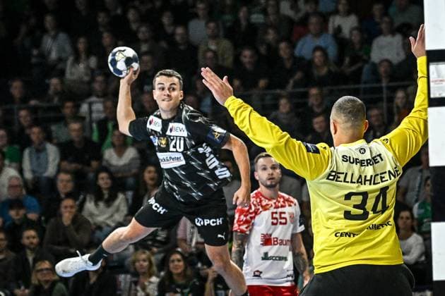 09.09.2025, xlakx, Handball - EHF Champions League Fuechse Berlin - Dinamo Bukarest v.l. Tim Freihoefer (Fuechse Berlin), Samir Bellahcene (Dinamo Bukarest) wirft Tor, Torschuetze, erzielt Tor, Treffer, scores the goal Berlin