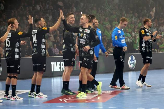 DEU, EHF Champions League, Fuechse Berlin vs. DINAMO BUCURESTI, 09.10.2025, Max-Schmeling-Halle, Berlin, DEU, EHF Champions League, Fuechse Berlin vs. DINAMO BUCURESTI, im Bild Mathias Gidsel (Fuechse Berlin 19), Fuechse-Spielerkreis