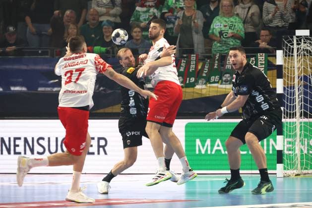 DEU, EHF Champions League, Fuechse Berlin vs. DINAMO BUCURESTI, 09.10.2025, Max-Schmeling-Halle, Berlin, DEU, EHF Champions League, Fuechse Berlin vs. DINAMO BUCURESTI, im Bild Max Darj (Fuechse Berlin 5), Mijajlo Marsenic (Fuechse Berlin 93), Inoue Langaro, HANIEL VINICIUS (DINAMO BUCURESTI 37), Veitia Valdes, PEDRO (DINAMO BUCURESTI 22)