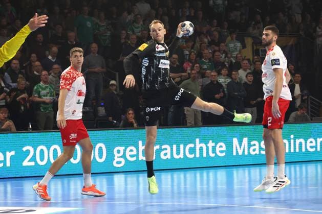 DEU, EHF Champions League, Fuechse Berlin vs. DINAMO BUCURESTI, 09.10.2025, Max-Schmeling-Halle, Berlin, DEU, EHF Champions League, Fuechse Berlin vs. DINAMO BUCURESTI, im Bild Mathias Gidsel (Fuechse Berlin 19), Ladefoged Blazejewicz, FREDERIK (DINAMO BUCURESTI 14), Dima Mihai (DINAMO BUCURESTI 4)