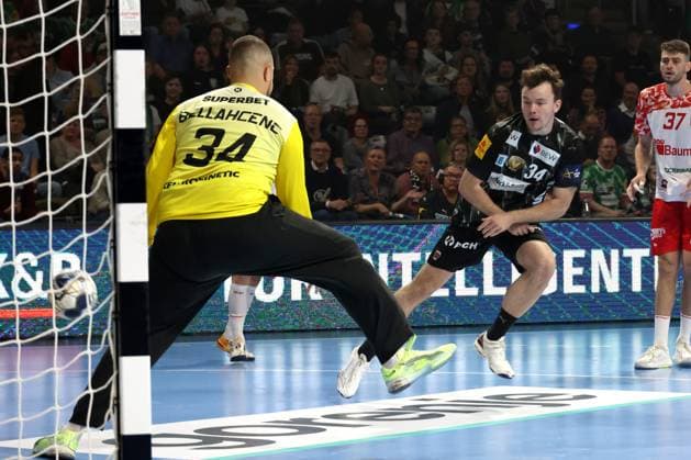 DEU, EHF Champions League, Fuechse Berlin vs. DINAMO BUCURESTI, 09.10.2025, Max-Schmeling-Halle, Berlin, DEU, EHF Champions League, Fuechse Berlin vs. DINAMO BUCURESTI, im Bild Hakun West av Teigum (Fuechse Berlin 34), Bellahcene, SAMIR (DINAMO BUCURESTI 34)