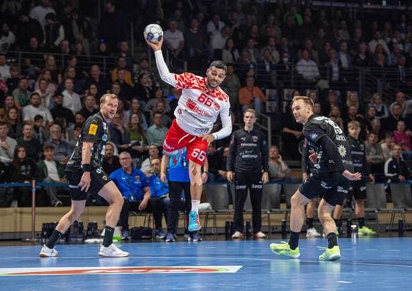 Handball, Herren, Saison 2025 2026, Champions League (Gruppe A, 4. Spieltag), Füchse Berlin - Dinamo Bukarest, v.l. Max Darj (Füchse Berlin), Yoav Lumbroso (Bukarest), Mathias Gidsel (Füchse Berlin), 09.10.2025, Copyright: xSebastianxRäppold MatthiasxKochx