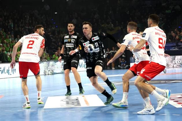 DEU, EHF Champions League, Fuechse Berlin vs. DINAMO BUCURESTI, 09.10.2025, Max-Schmeling-Halle, Berlin, DEU, EHF Champions League, Fuechse Berlin vs. DINAMO BUCURESTI, im Bild Lasse Andersson (Fuechse Berlin 11), Mijajlo Marsenic (Fuechse Berlin 93),Vujovic, BRANKO (DINAMO BUCURESTI 2), Akimenko, ANDRII (DINAMO BUCURESTI 55), Militaru, ROBERT MIHAI (DINAMO BUCURESTI 94)