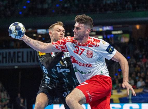 Handball, Herren, Saison 2025 2026, Champions League (Gruppe A, 4. Spieltag), Füchse Berlin - Dinamo Bukarest, v.l. Mathias Gidsel (Füchse Berlin), Haniel Vinicius Inoue Langaro (Bukarest), 09.10.2025, Copyright: xSebastianxRäppold MatthiasxKochx