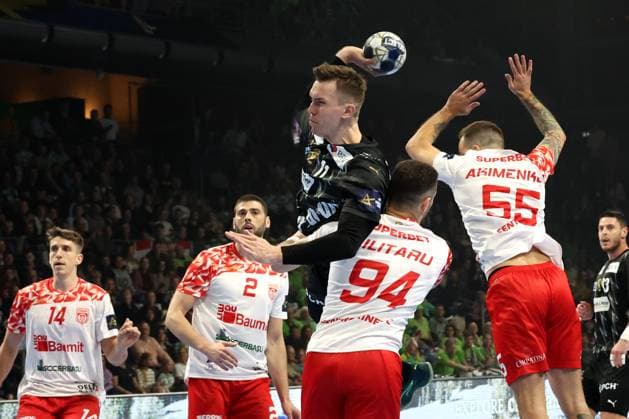 DEU, EHF Champions League, Fuechse Berlin vs. DINAMO BUCURESTI, 09.10.2025, Max-Schmeling-Halle, Berlin, DEU, EHF Champions League, Fuechse Berlin vs. DINAMO BUCURESTI, im Bild Lasse Andersson (Fuechse Berlin 11), Mijajlo Marsenic (Fuechse Berlin 93),Vujovic, BRANKO (DINAMO BUCURESTI 2), Akimenko, ANDRII (DINAMO BUCURESTI 55), Militaru, ROBERT MIHAI (DINAMO BUCURESTI 94)