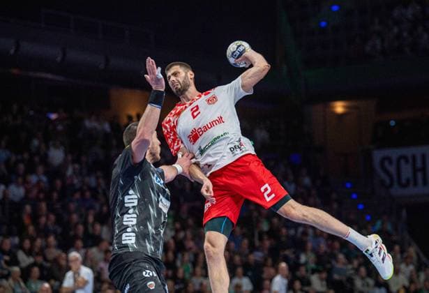 Handball, Herren, Saison 2025 2026, Champions League (Gruppe A, 4. Spieltag), Füchse Berlin - Dinamo Bukarest, v.l. Mijajlo Marsenic (Füchse Berlin), Branko Vujovic (Bukarest), 09.10.2025, Copyright: xSebastianxRäppold MatthiasxKochx