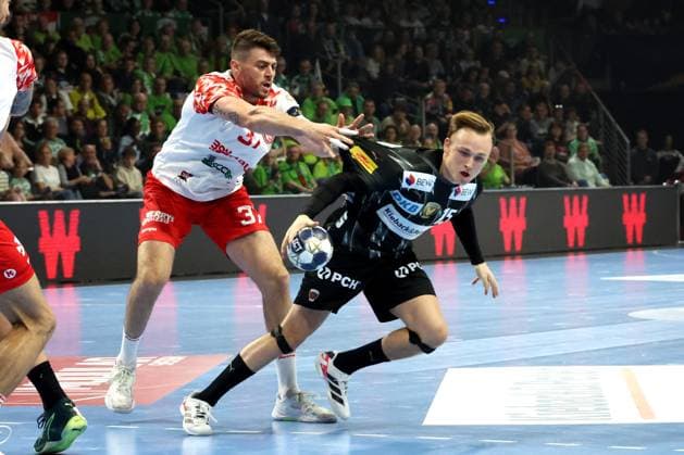 DEU, EHF Champions League, Fuechse Berlin vs. DINAMO BUCURESTI, 09.10.2025, Max-Schmeling-Halle, Berlin, DEU, EHF Champions League, Fuechse Berlin vs. DINAMO BUCURESTI, im Bild Tobias Grondahl (Fuechse Berlin 15), Inoue Langaro, HANIEL VINICIUS (DINAMO BUCURESTI 37)