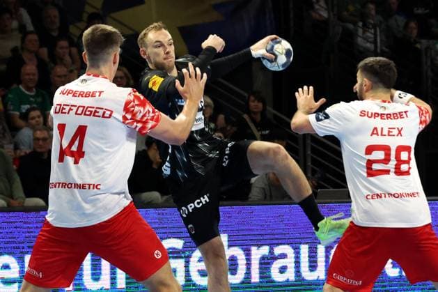 DEU, EHF Champions League, Fuechse Berlin vs. DINAMO BUCURESTI, 09.10.2025, Max-Schmeling-Halle, Berlin, DEU, EHF Champions League, Fuechse Berlin vs. DINAMO BUCURESTI, im Bild Mathias Gidsel (Fuechse Berlin 19), Ladefoged Blazejewicz, FREDERIK (DINAMO BUCURESTI 14), Pascual Garcia, ALEX (DINAMO BUCURESTI 28)