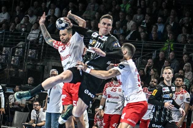 09.09.2025, xlakx, Handball - EHF Champions League Fuechse Berlin - Dinamo Bukarest v.l. Lasse Andersson (Fuechse Berlin), Samir Bellahcene (Dinamo Bukarest) Zweikampf, Duell, Kampf, tackle Berlin