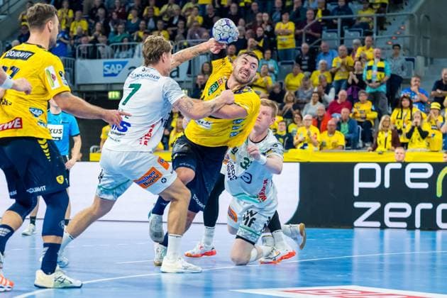Jannik Kohlbacher (80; Rhein Neckar Löwen) und Ymir Gislason (33; FAG) kämpfen um den Ball Jannik Kohlbacher (80; Rhein Neckar Löwen) im Zweikampf mit Ymir Gislason (33; FAG) Copyright: xSpeedshotx