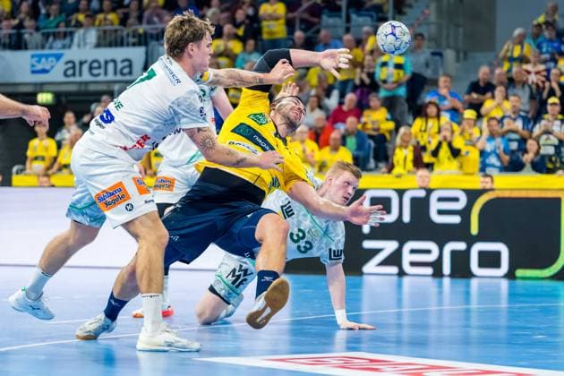 Ymir Gislason (33; FAG) kämpft um den Ball gegen Jannik Kohlbacher (80, Rhein Neckar Löwen) Zweikampf um den Ball zwischen Ymir Gislason (33; FAG) und {45} Copyright: xSpeedshotx