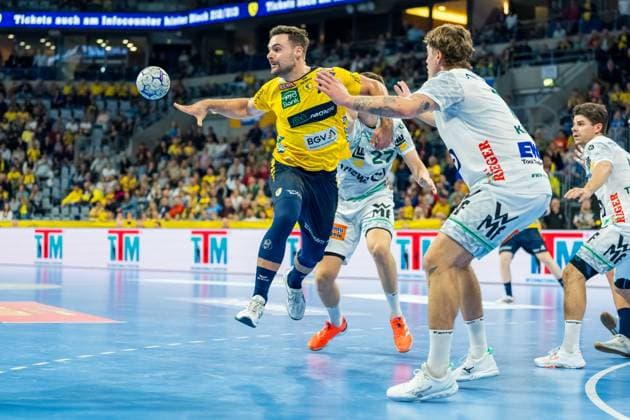 Dani Baijens (77; Rhein Neckar Löwen) wirft den Ball, während Velde Rutger Ten (5; FAG) und weitere Spieler verteidigen Dani Baijens (77; Rhein Neckar Löwen) wirft auf das Tor Copyright: xSpeedshotx