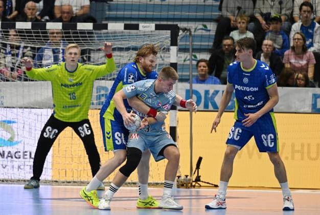 Viggo Kristjansson (HC Erlangen 73) gegen Tom Kiesler (VfL Gummersbach 30) GER, VfL Gummersbach vs. HC Erlangen, Handball, Daikin 1. Bundesliga, 8. Spieltag, Spielzeit 2025-2026, Schwalbe Arena Gummersbach, 09.10.2025 GER, VfL Gummersbach vs. HC Erlangen, Handball, Daikin 1. Bundesliga, 8. Spieltag, Spielzeit 2025-2026, Schwalbe Arena Gummersbach, 09.10.2025 Gummersbach Copyright: xEibner-Pressefoto JuergenxAugstx EP_JAT
